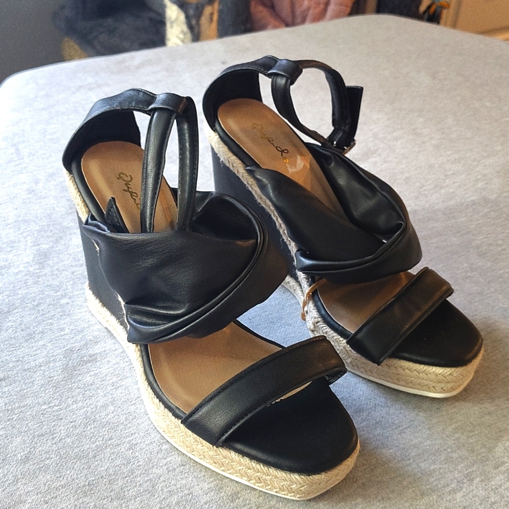 QUPID WOMENS WEDGE STRAPPY OPEN TOE SHOE